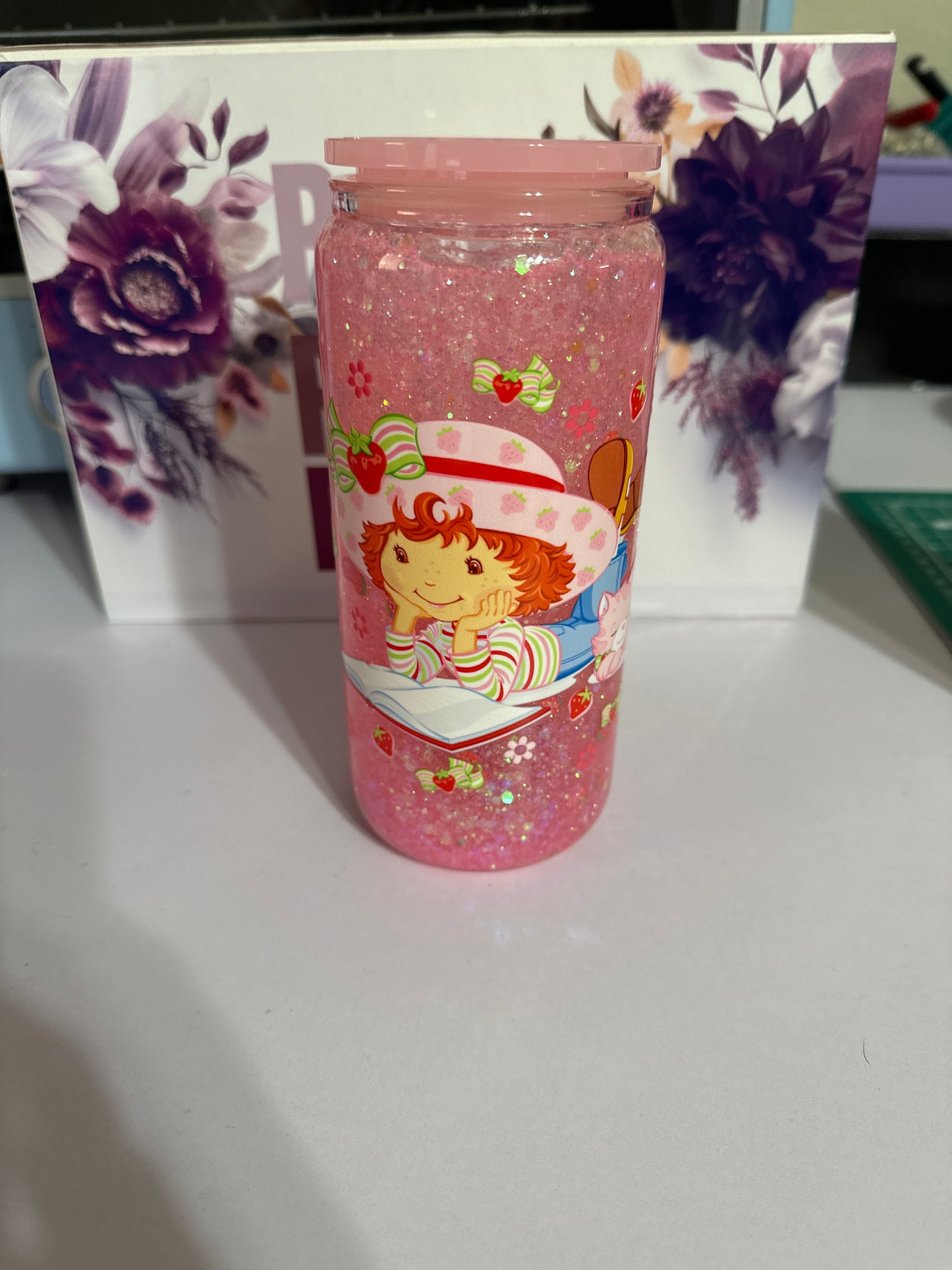 Strawberry Reading Tumbler snow globe Can